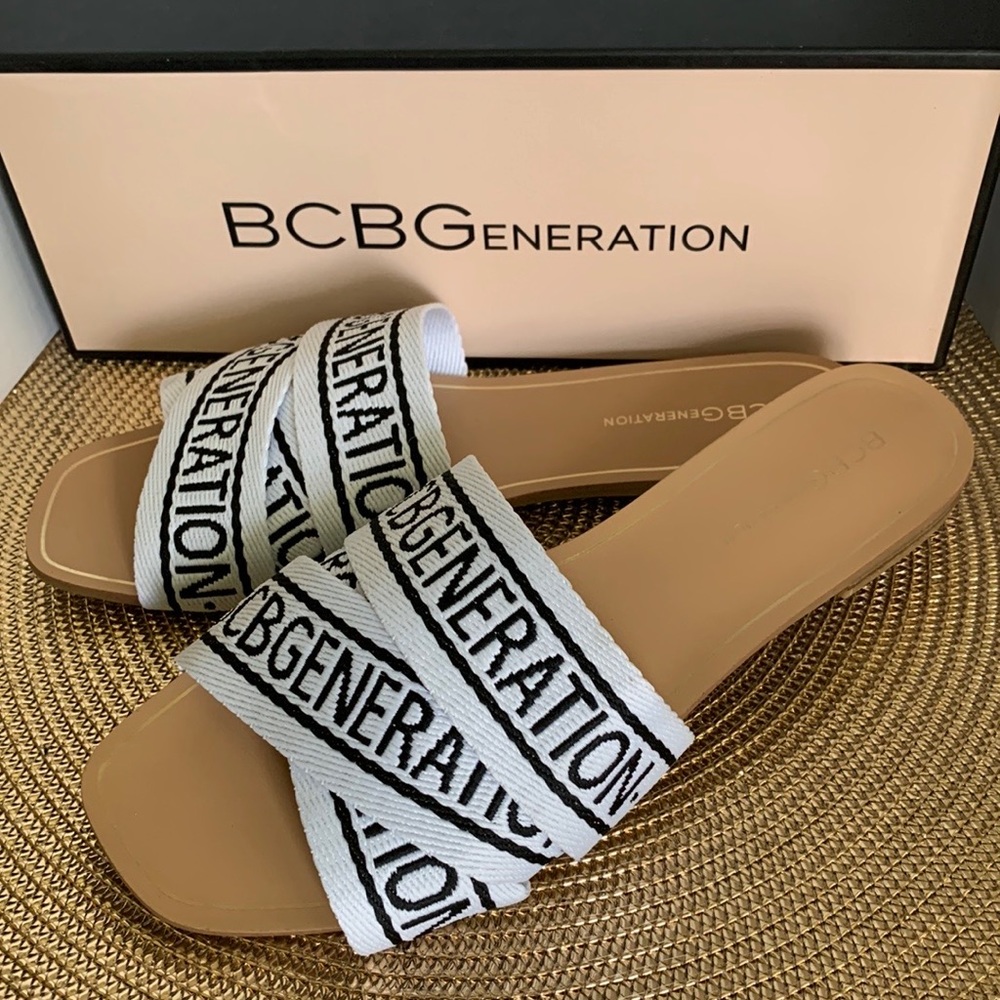 HP🎉 NEW BCBGeneration ‘Kala’ White Black Slide Sandals 8M